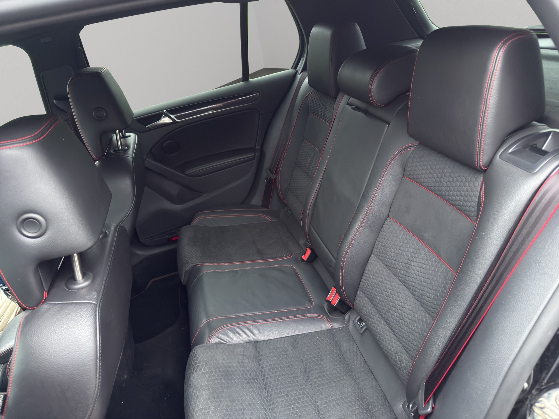 VW Golf 2.0 TSI GTI Edition 35 DSG-image-12