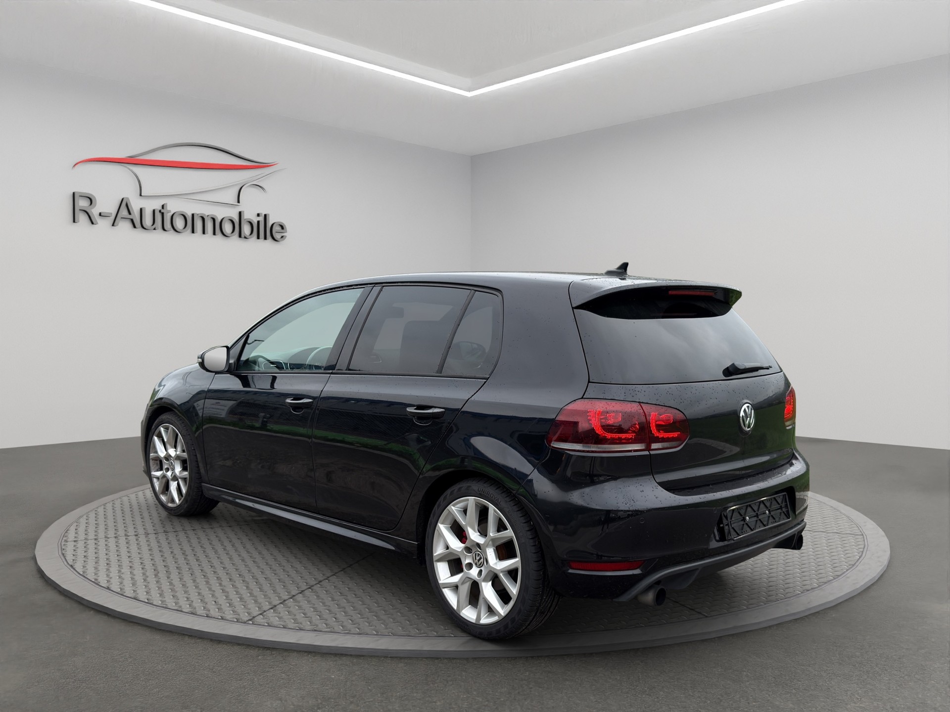 VW Golf 2.0 TSI GTI Edition 35 DSG-image-2