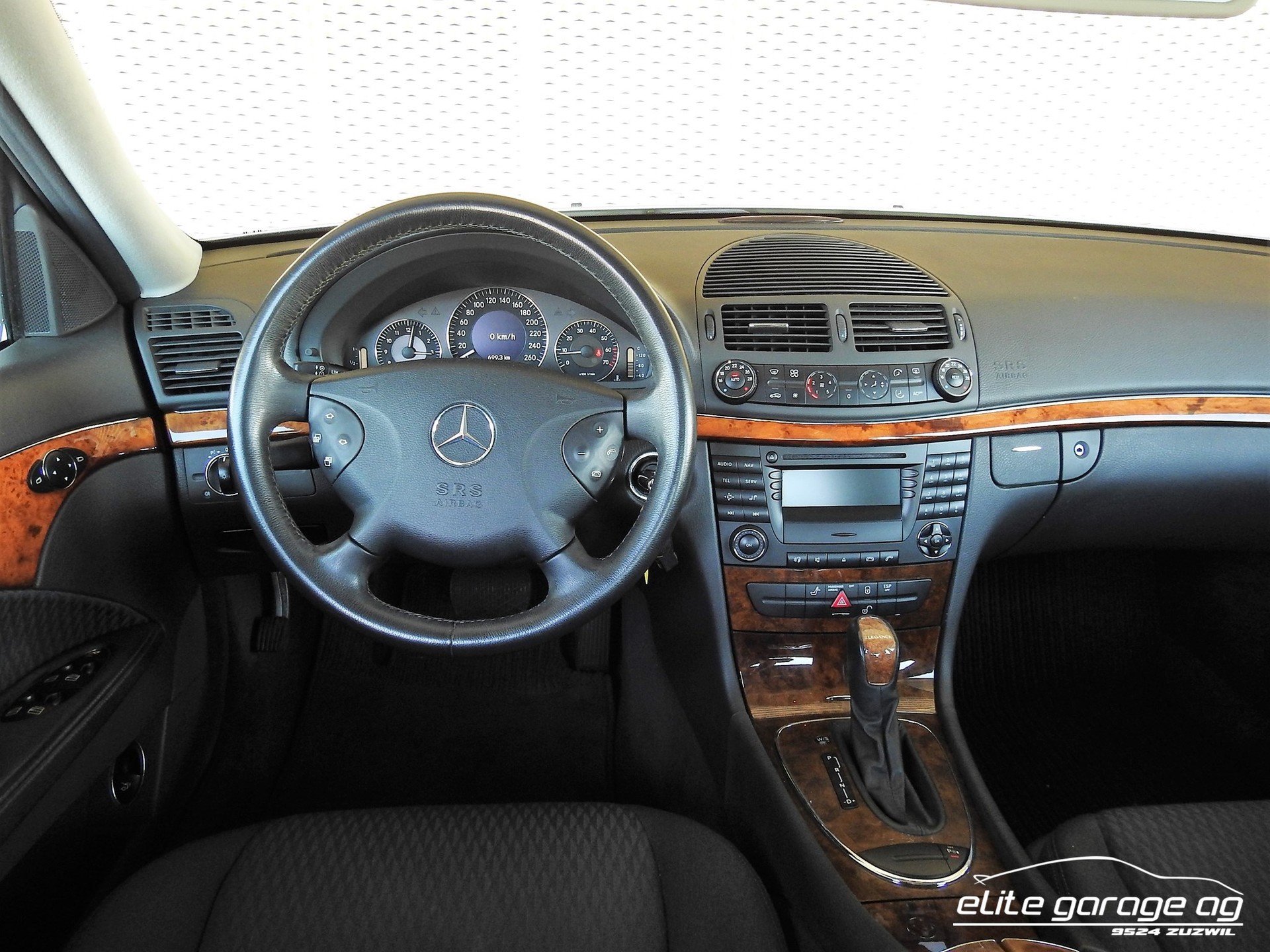 MERCEDES-BENZ E 240 Elégance-image-4