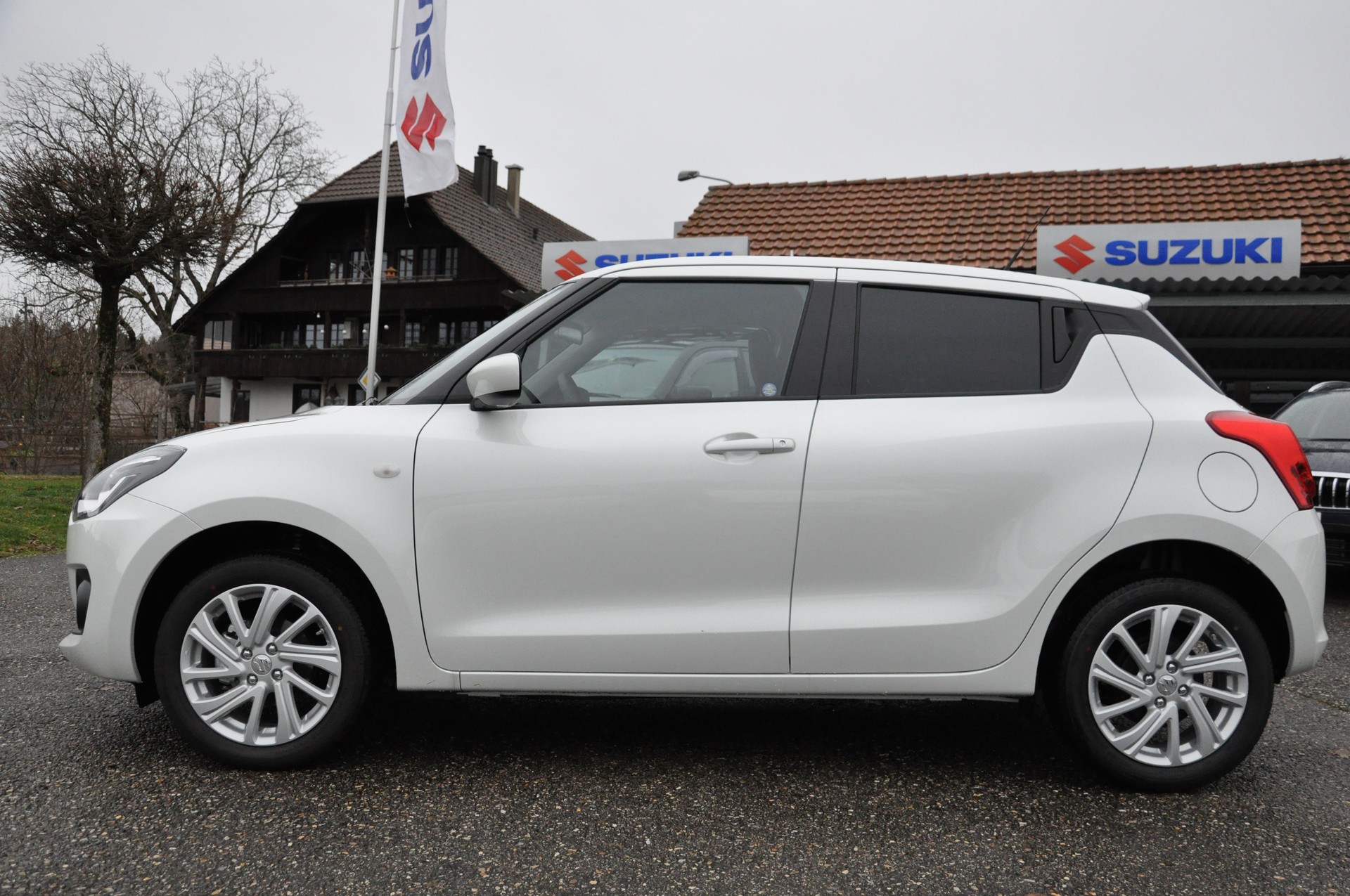SUZUKI Swift 1.2 Compact + 4x4 Hybrid-showroom-element-2