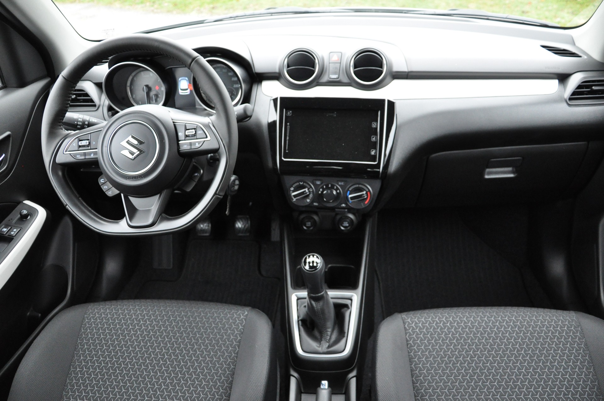 SUZUKI Swift 1.2 Compact + 4x4 Hybrid-image-8
