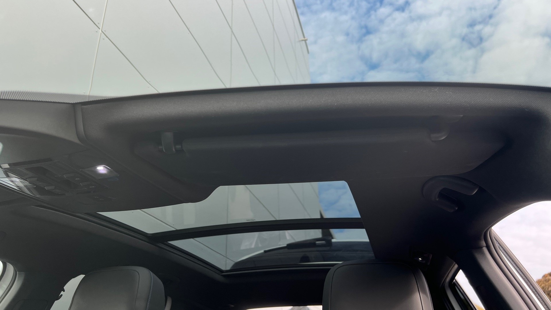 VW Tiguan 2.0TSI R 4Motion DSG-image-9
