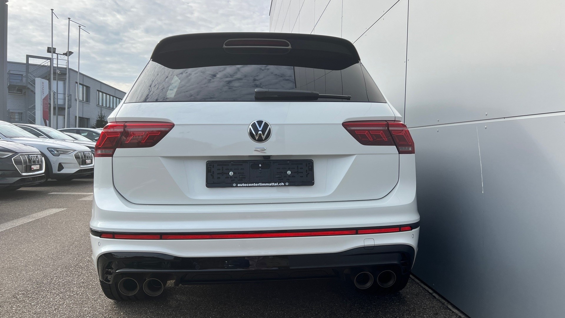 VW Tiguan 2.0TSI R 4Motion DSG-image-4