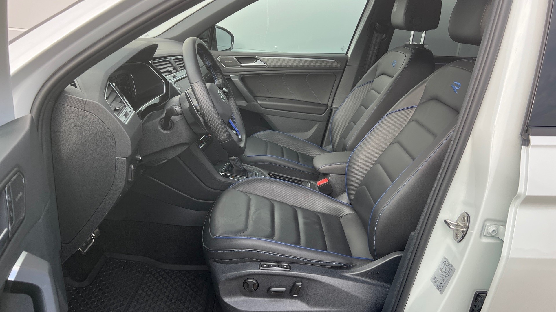 VW Tiguan 2.0TSI R 4Motion DSG-image-7