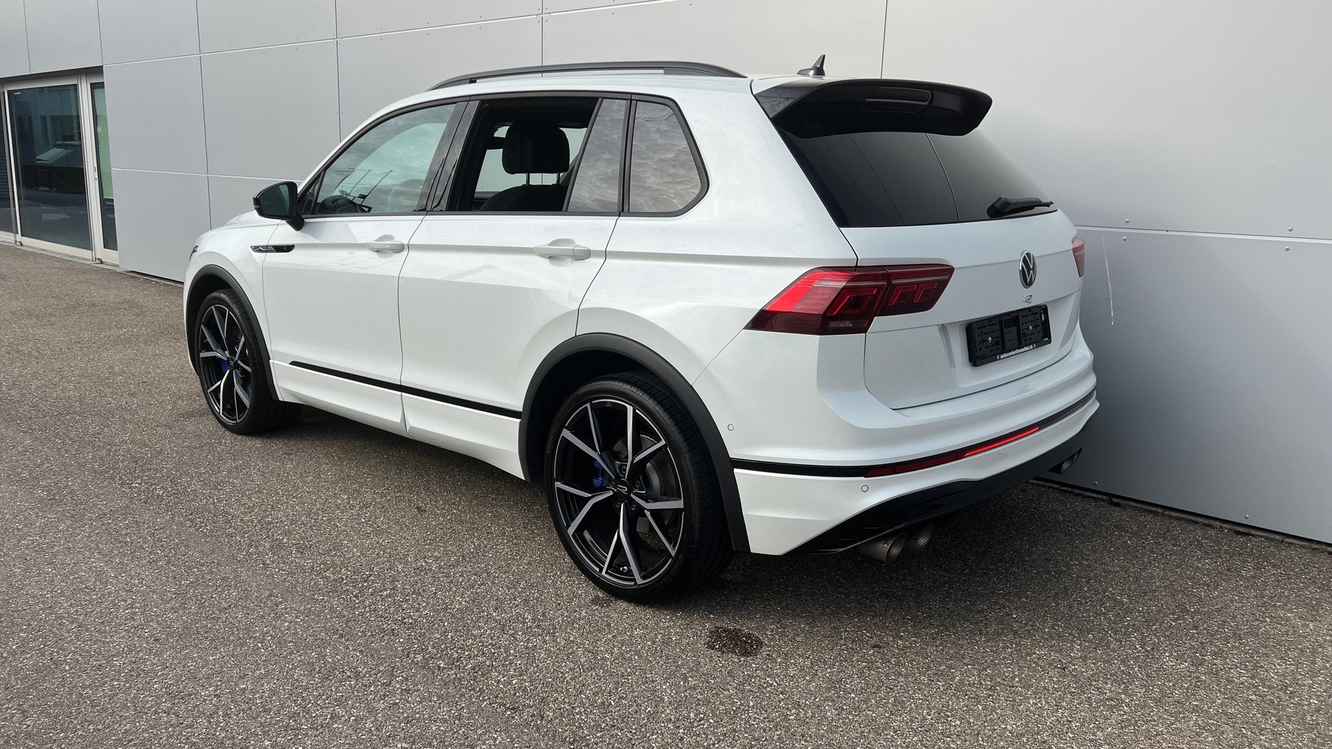 VW Tiguan 2.0TSI R 4Motion DSG-image-3