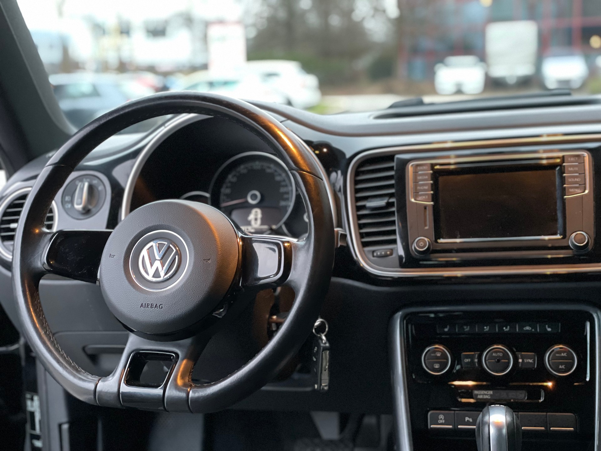 VW New Beetle Cabriolet 1.2 TSI BMT Design DSG-image-10