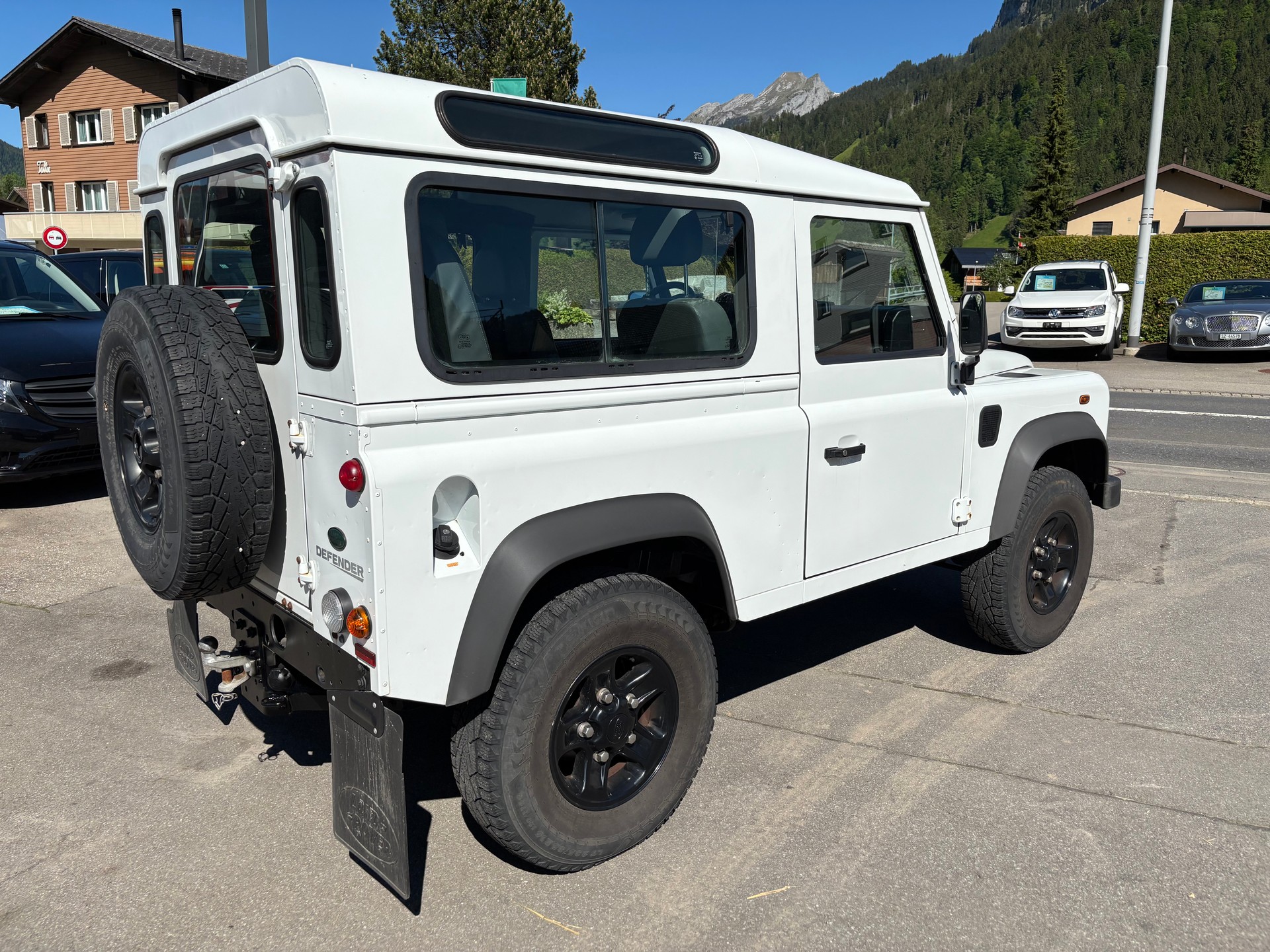 LAND ROVER Defender 90 2.2 TD4 Station Wagon-image-3