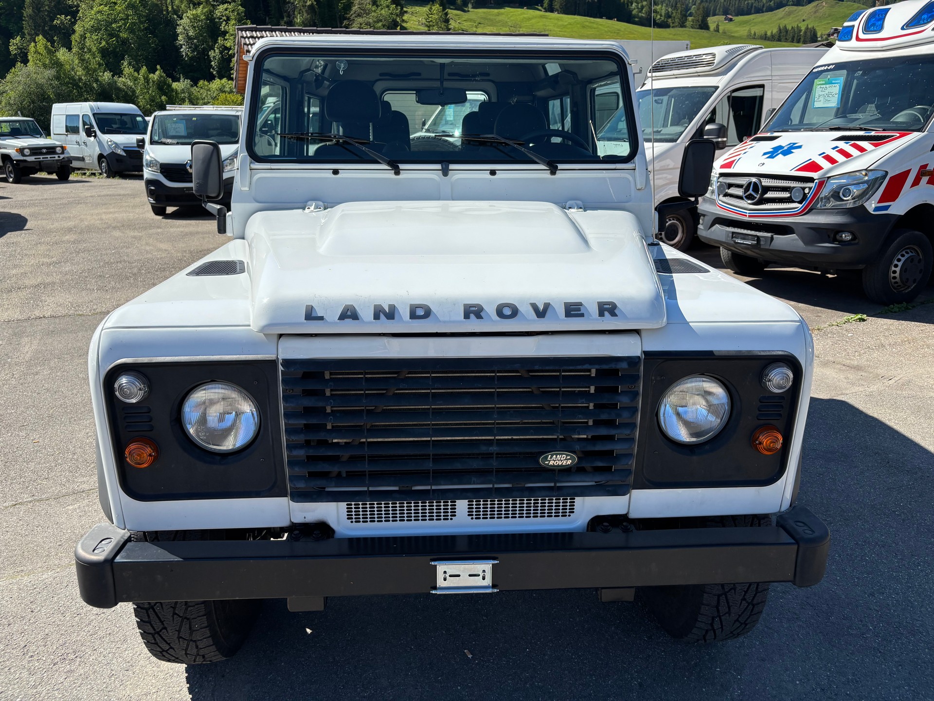 LAND ROVER Defender 90 2.2 TD4 Station Wagon-image-2