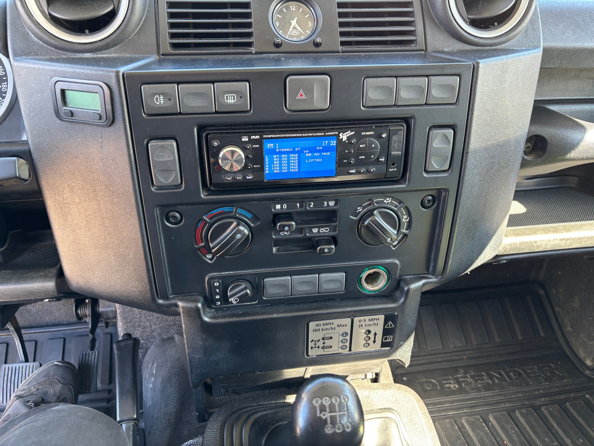 LAND ROVER Defender 90 2.2 TD4 Station Wagon-image-7