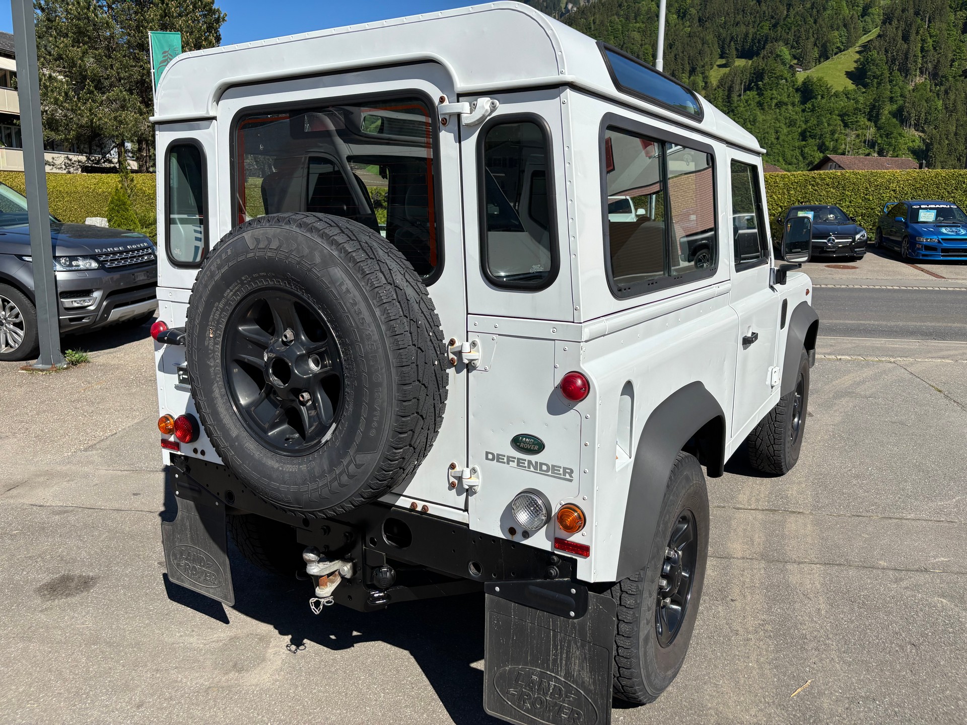 LAND ROVER Defender 90 2.2 TD4 Station Wagon-image-4