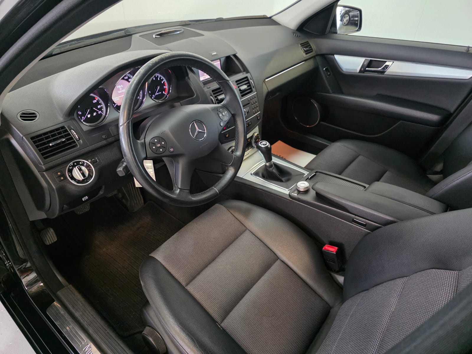 MERCEDES-BENZ C 180 CGI BlueEfficiency Avantgarde-image-18