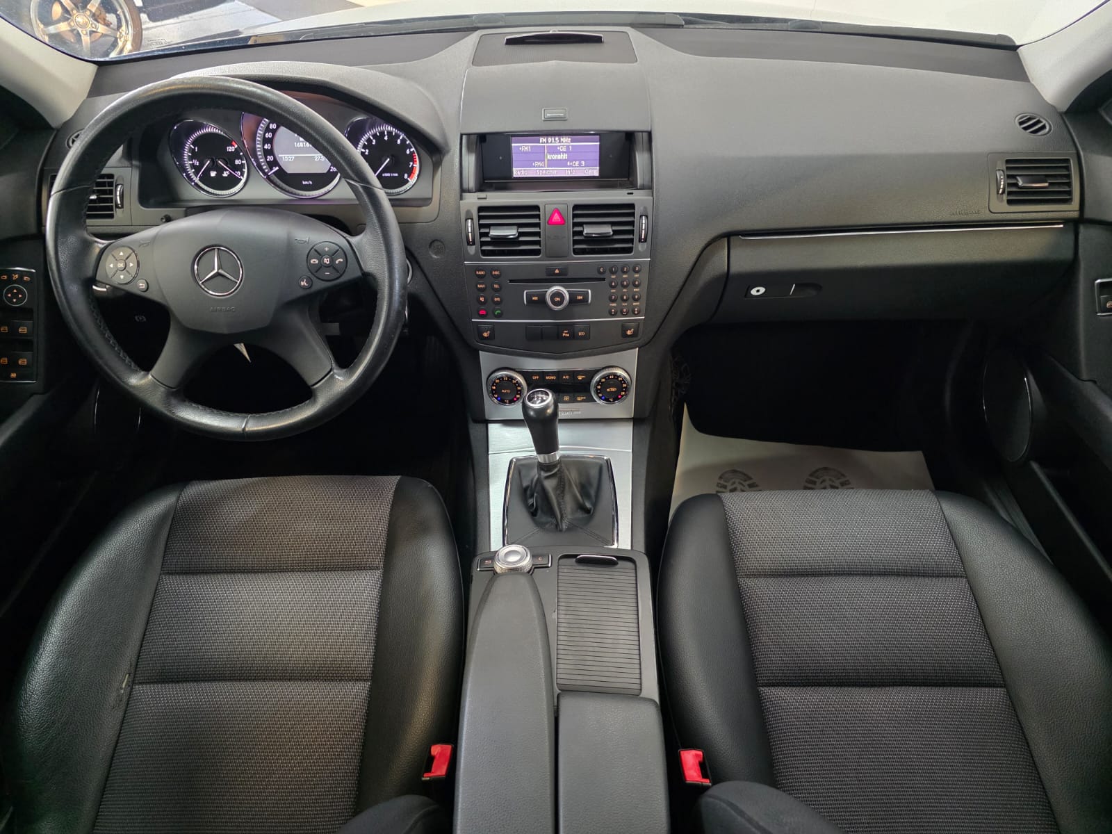 MERCEDES-BENZ C 180 CGI BlueEfficiency Avantgarde-image-16