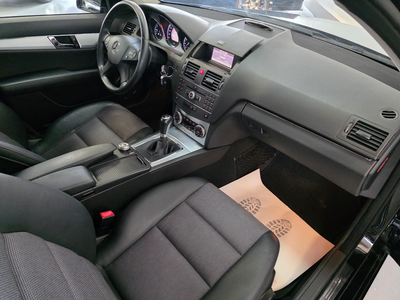 MERCEDES-BENZ C 180 CGI BlueEfficiency Avantgarde-image-17