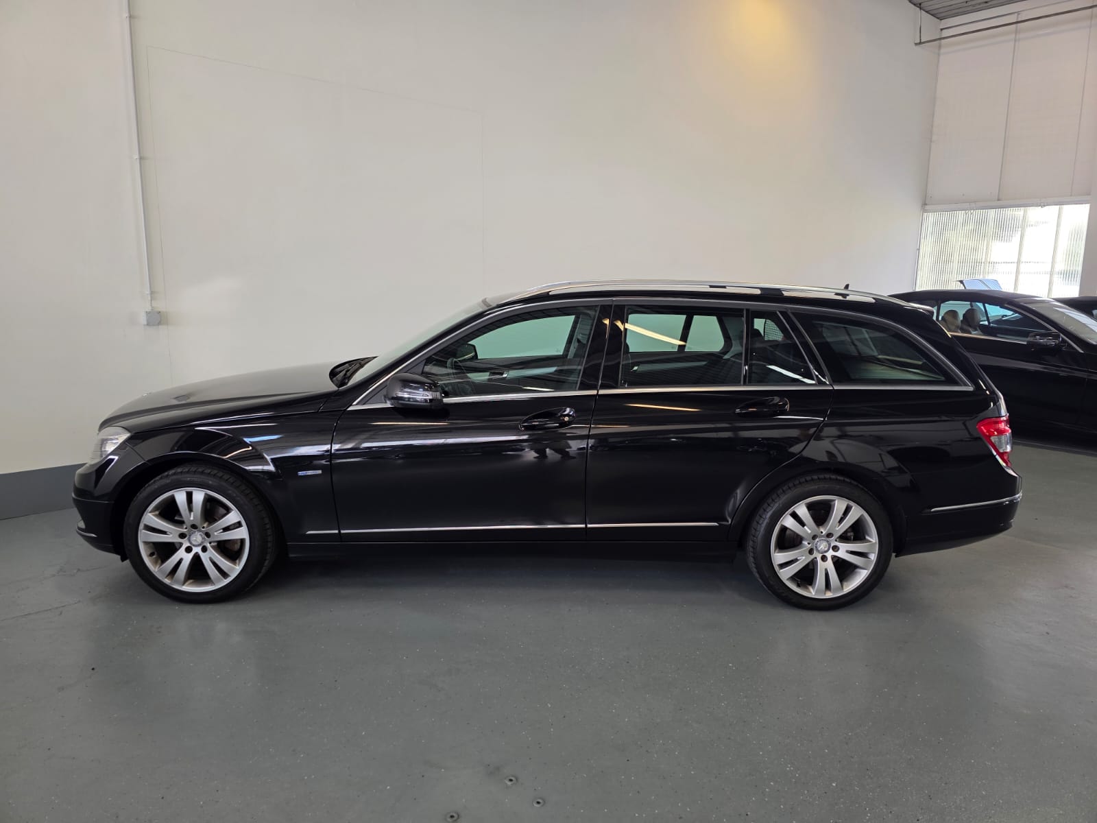 MERCEDES-BENZ C 180 CGI BlueEfficiency Avantgarde-image-5