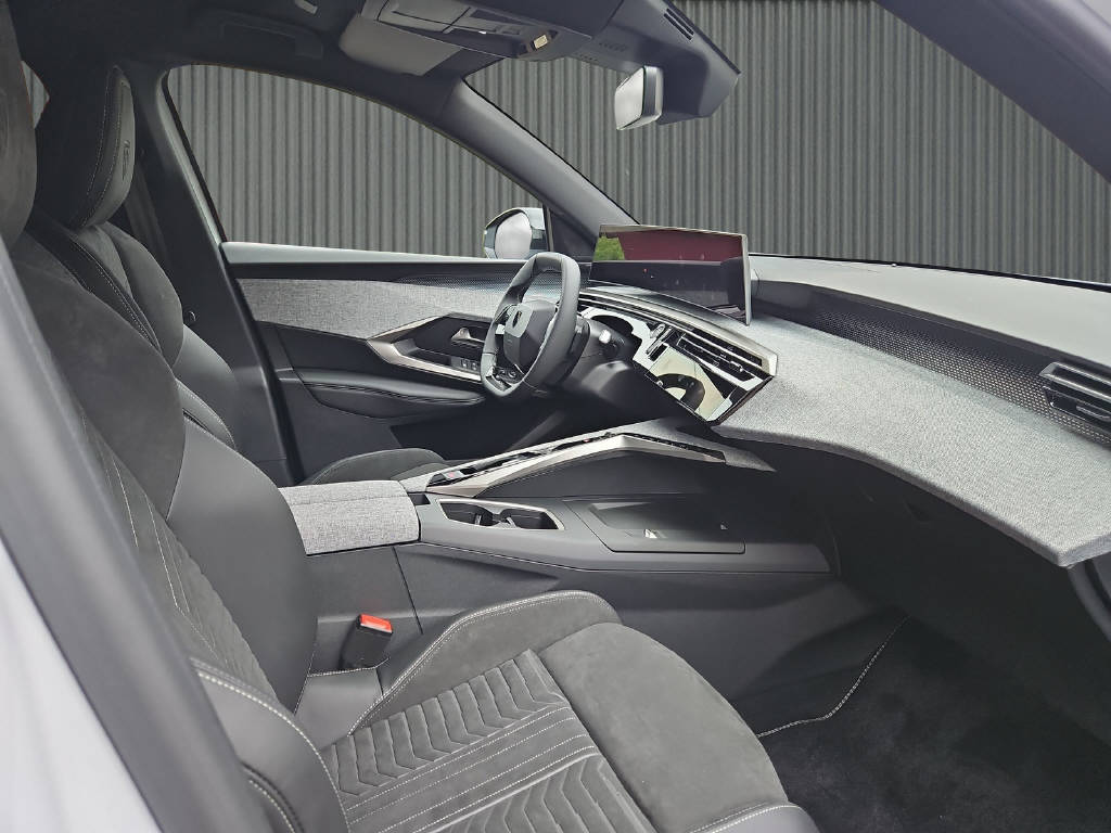 PEUGEOT 3008 1.6 Plug-in Hybrid GT 195PS-image-10