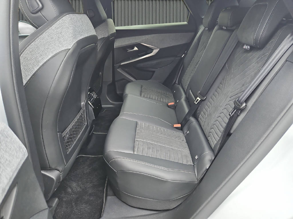 PEUGEOT 3008 1.6 Plug-in Hybrid GT 195PS-image-9