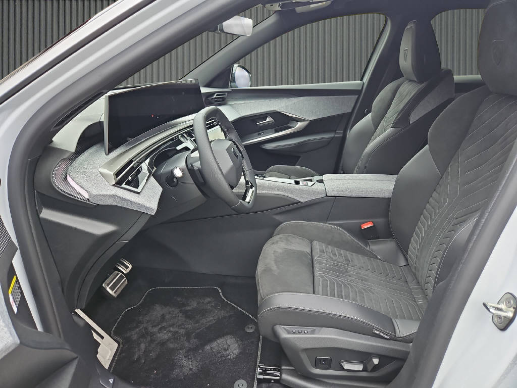 PEUGEOT 3008 1.6 Plug-in Hybrid GT 195PS-image-8