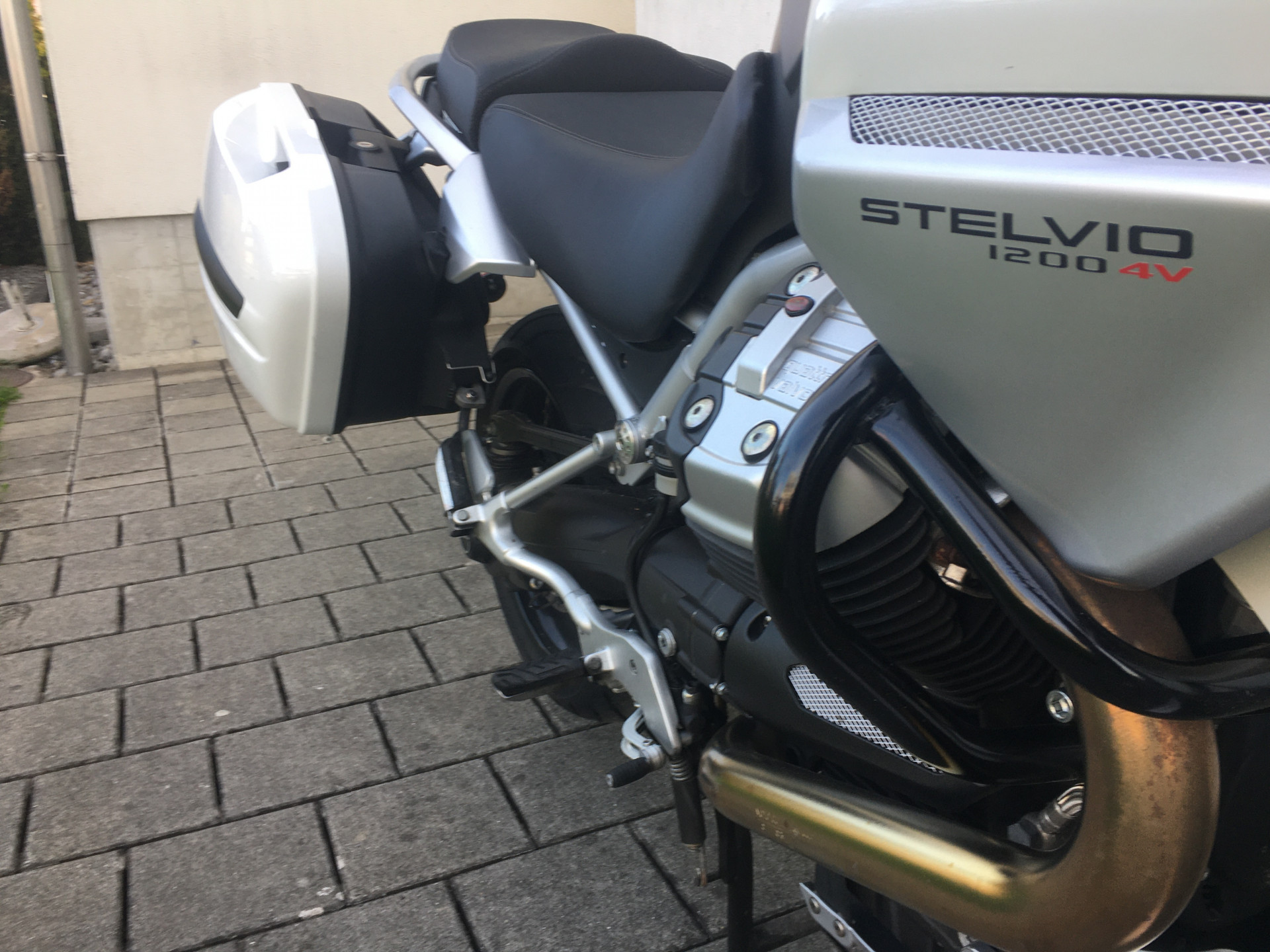 MOTO GUZZI Stelvio 1200-showroom-element-3