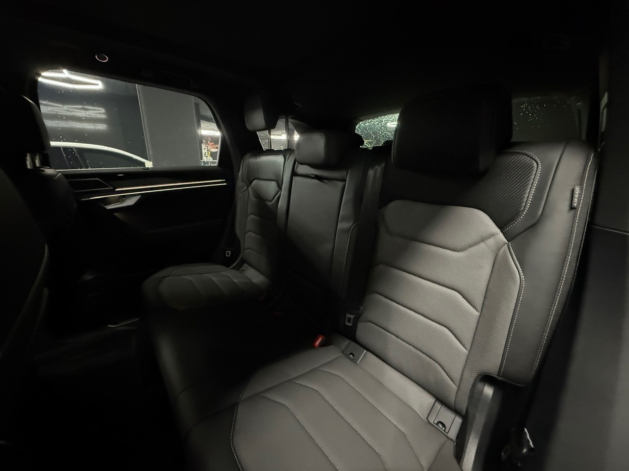 VW Touareg 3.0 TDI R-Line-image-12