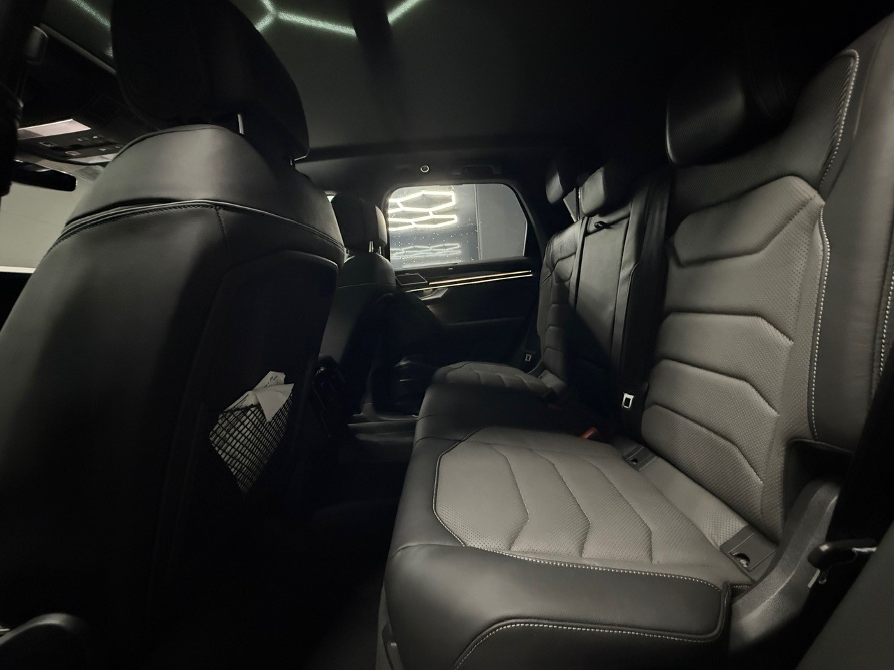 VW Touareg 3.0 TDI R-Line-image-13