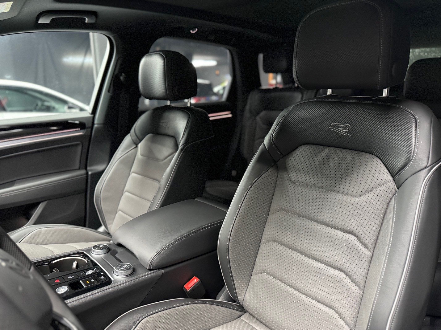 VW Touareg 3.0 TDI R-Line-image-9