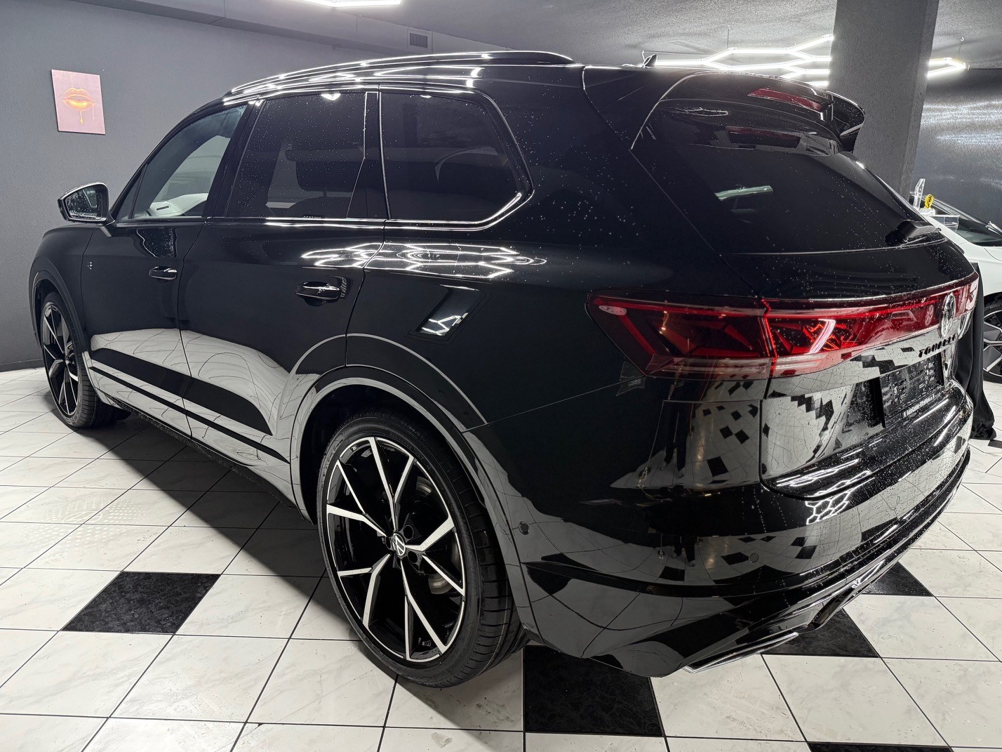 VW Touareg 3.0 TDI R-Line-image-6