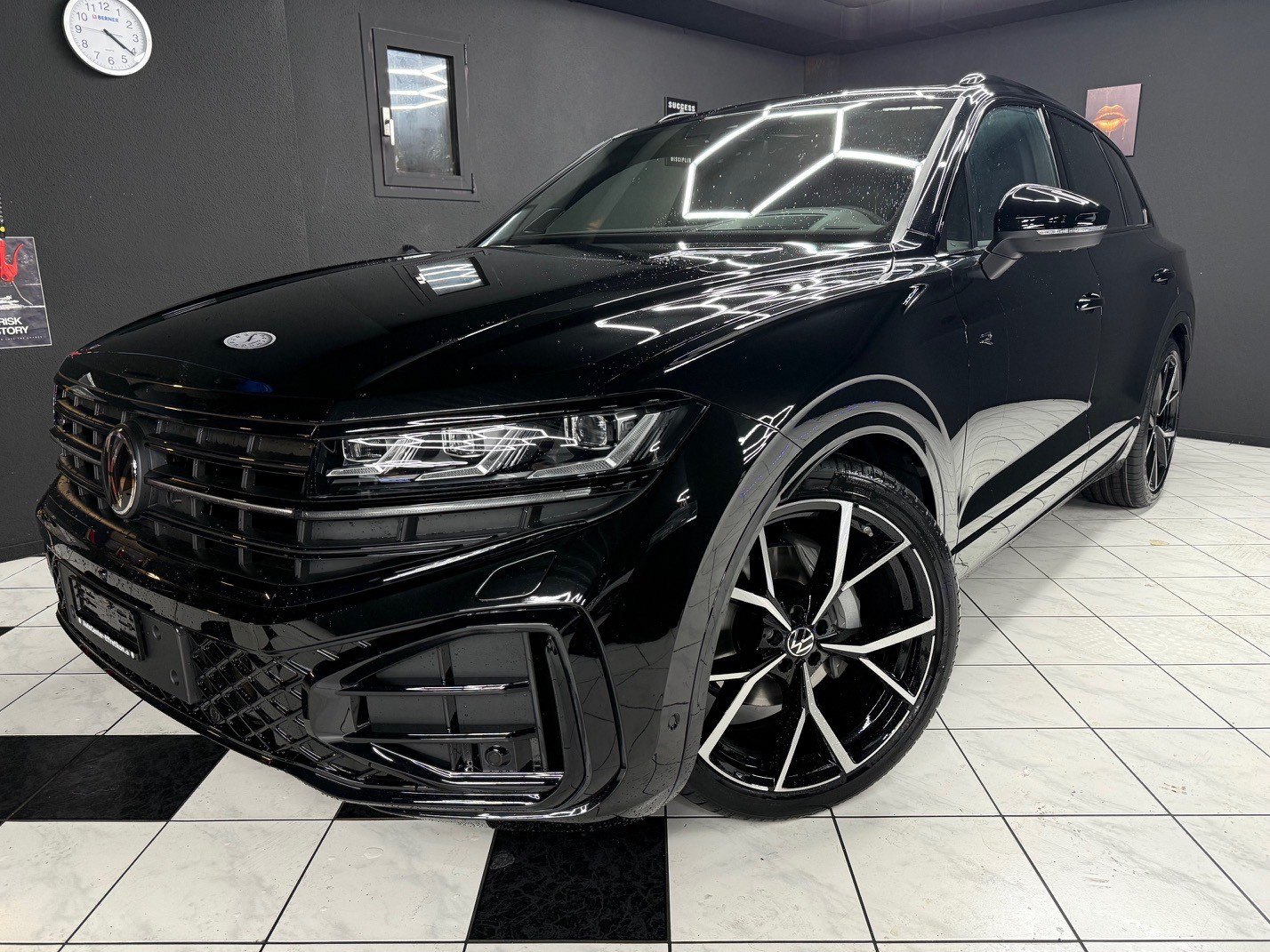 VW Touareg 3.0 TDI R-Line-image-1