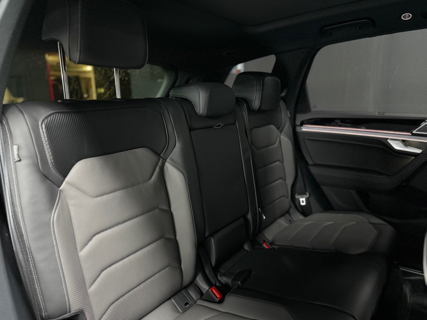 VW Touareg 3.0 TDI R-Line-image-10