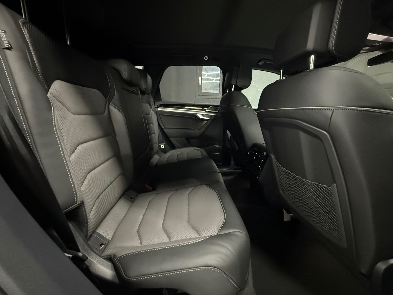 VW Touareg 3.0 TDI R-Line-image-11