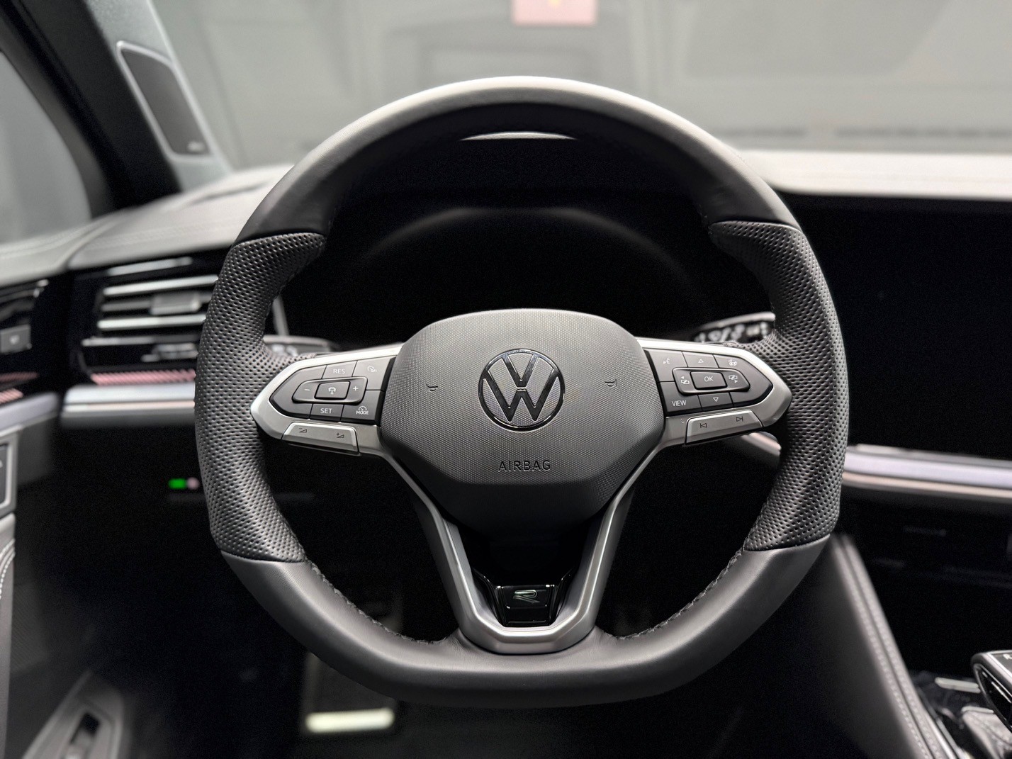 VW Touareg 3.0 TDI R-Line-image-16