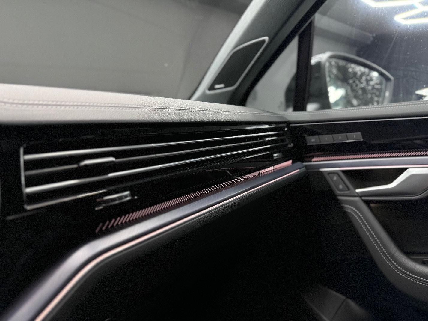 VW Touareg 3.0 TDI R-Line-image-17