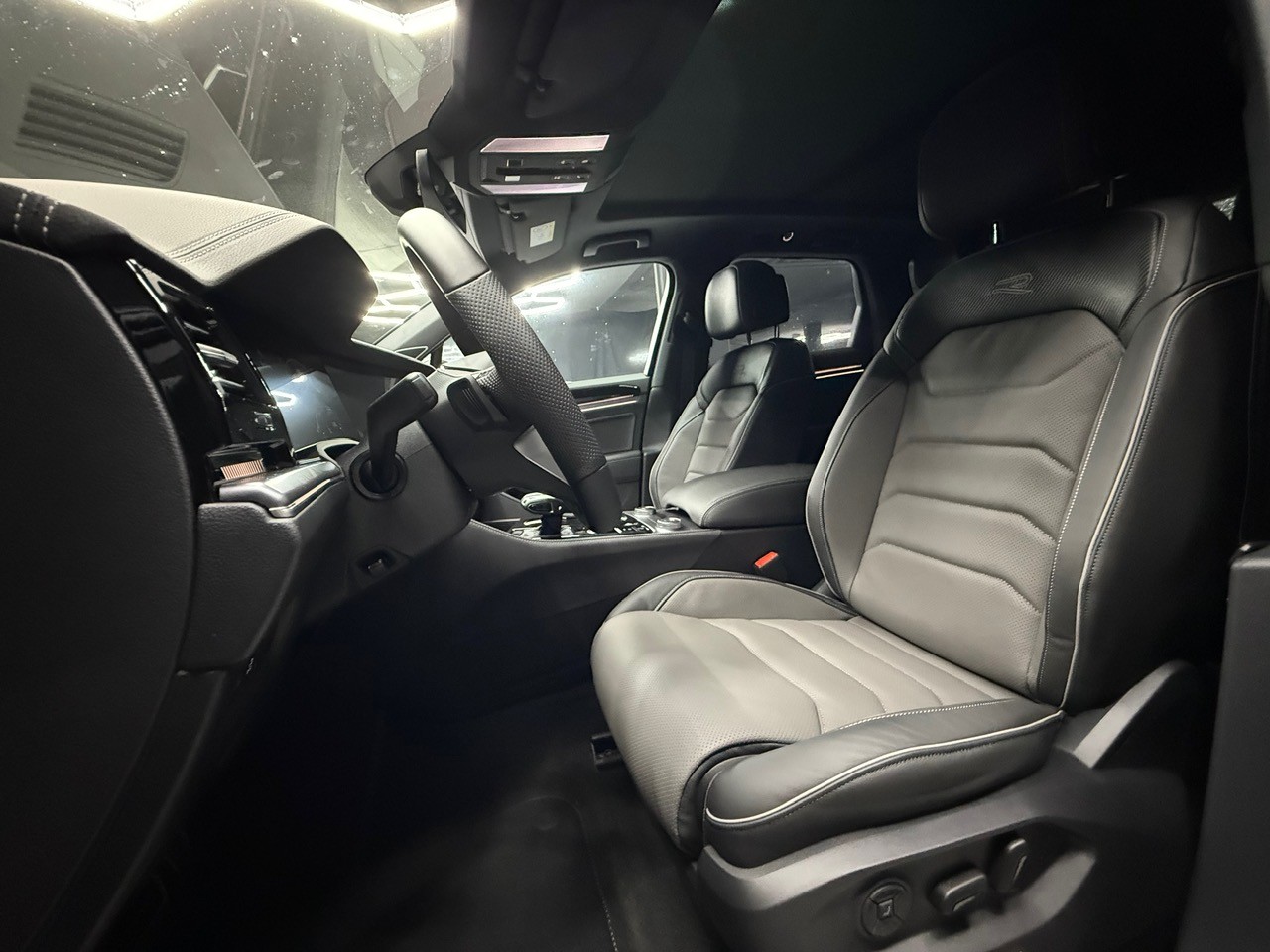 VW Touareg 3.0 TDI R-Line-image-8