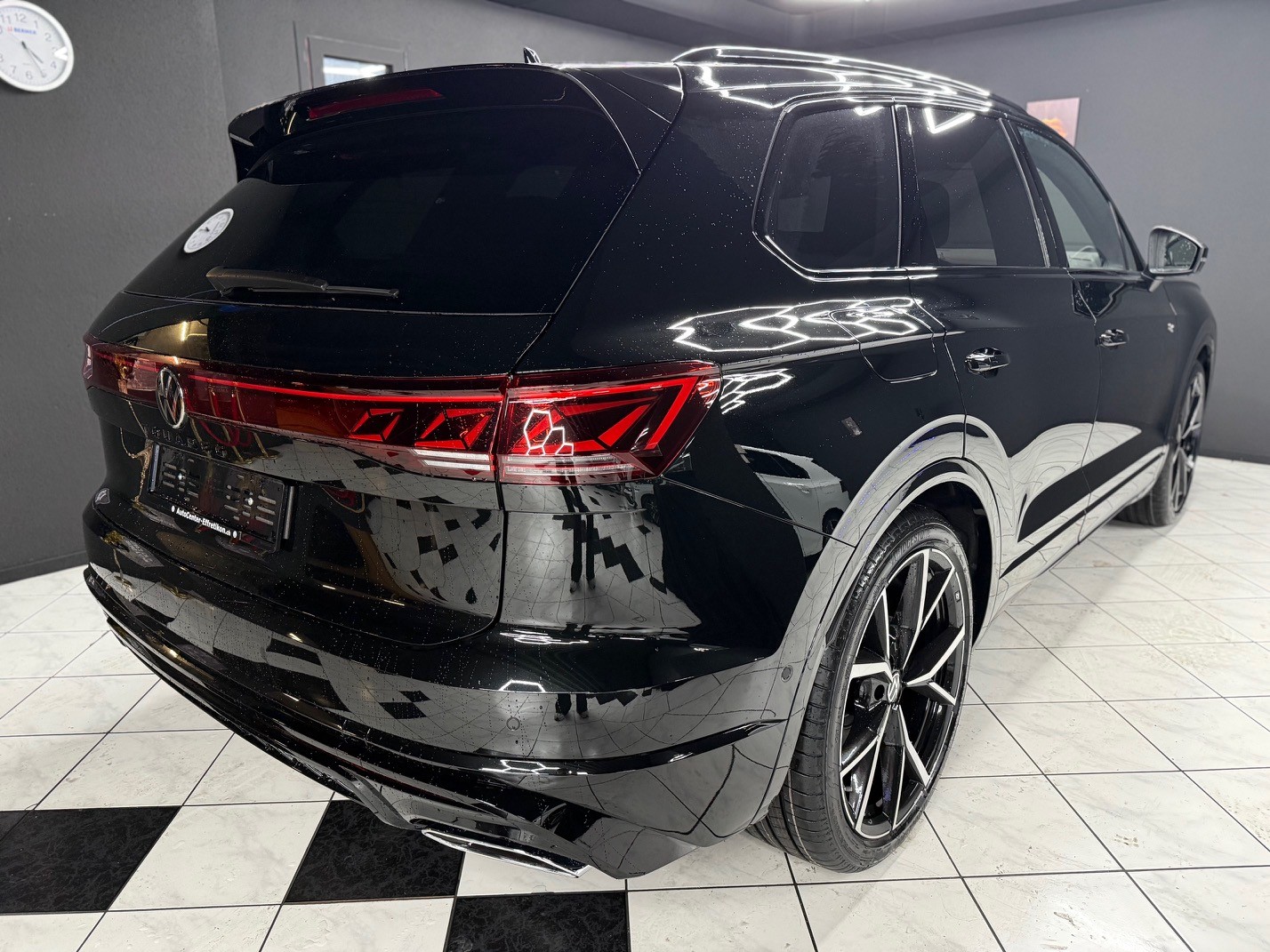 VW Touareg 3.0 TDI R-Line-image-5