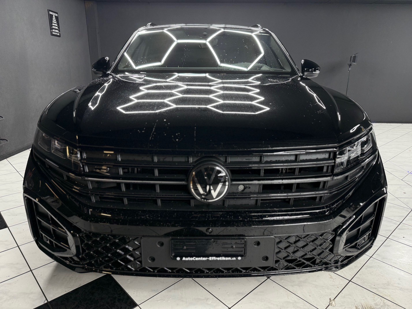 VW Touareg 3.0 TDI R-Line-image-2
