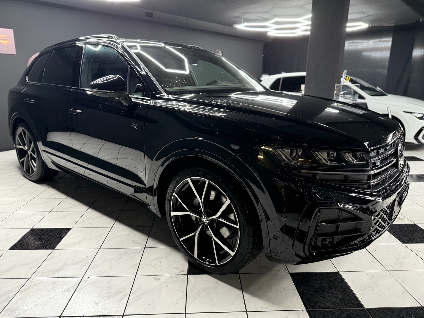 VW Touareg 3.0 TDI R-Line-image-3