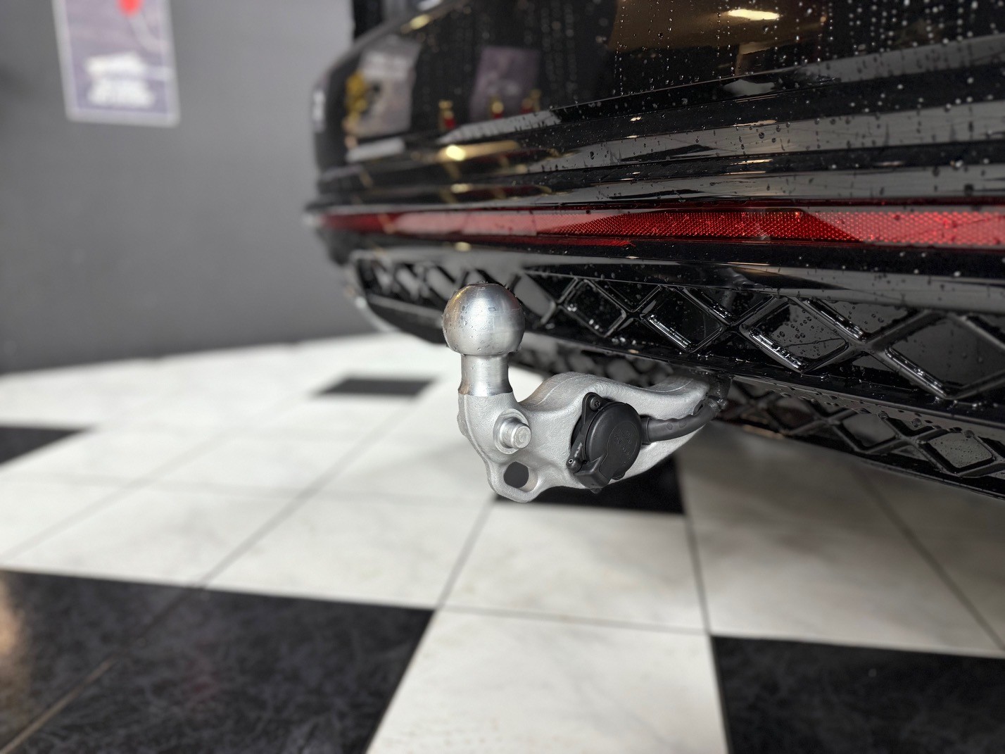 VW Touareg 3.0 TDI R-Line-image-24