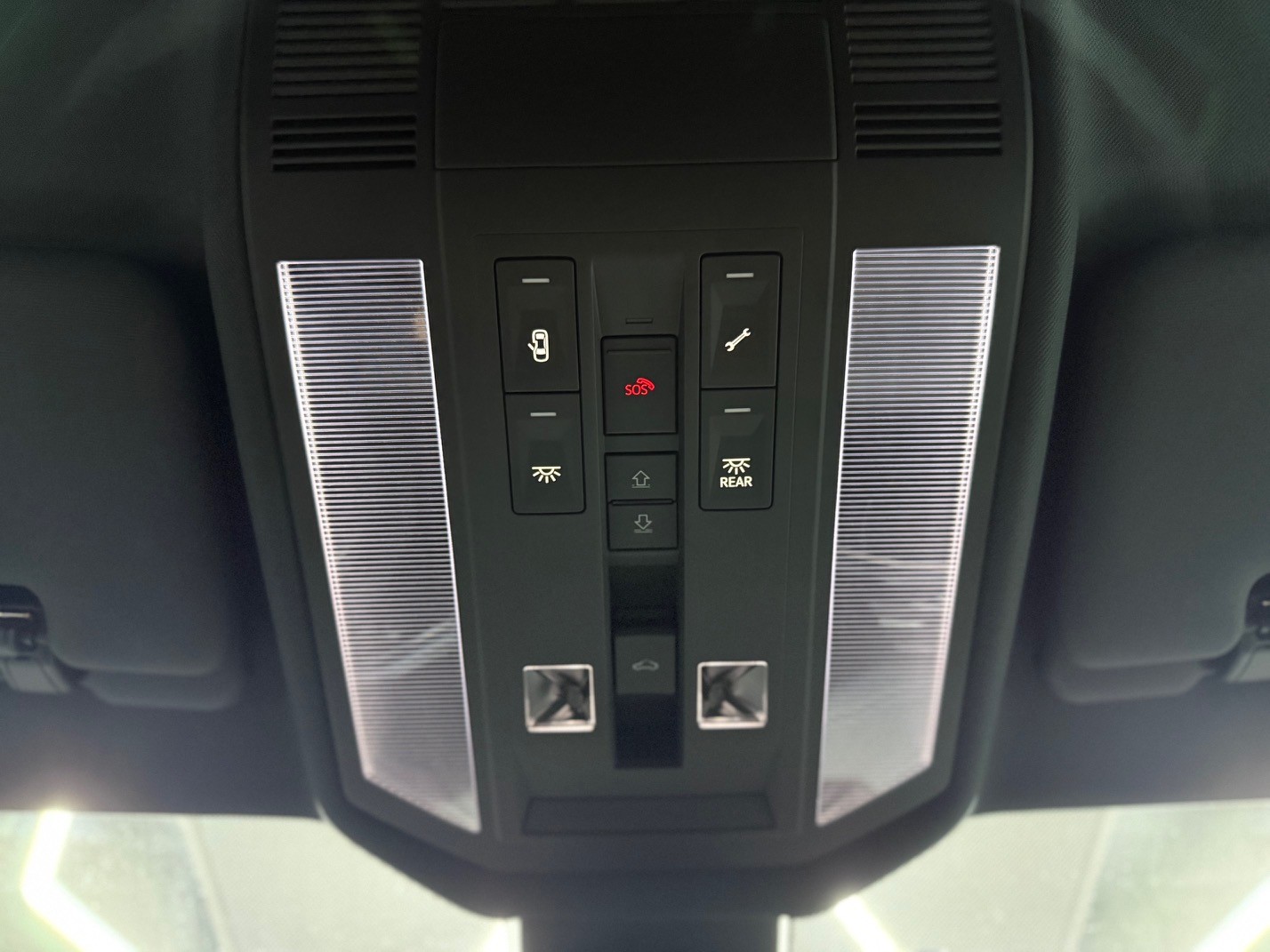 VW Touareg 3.0 TDI R-Line-image-18