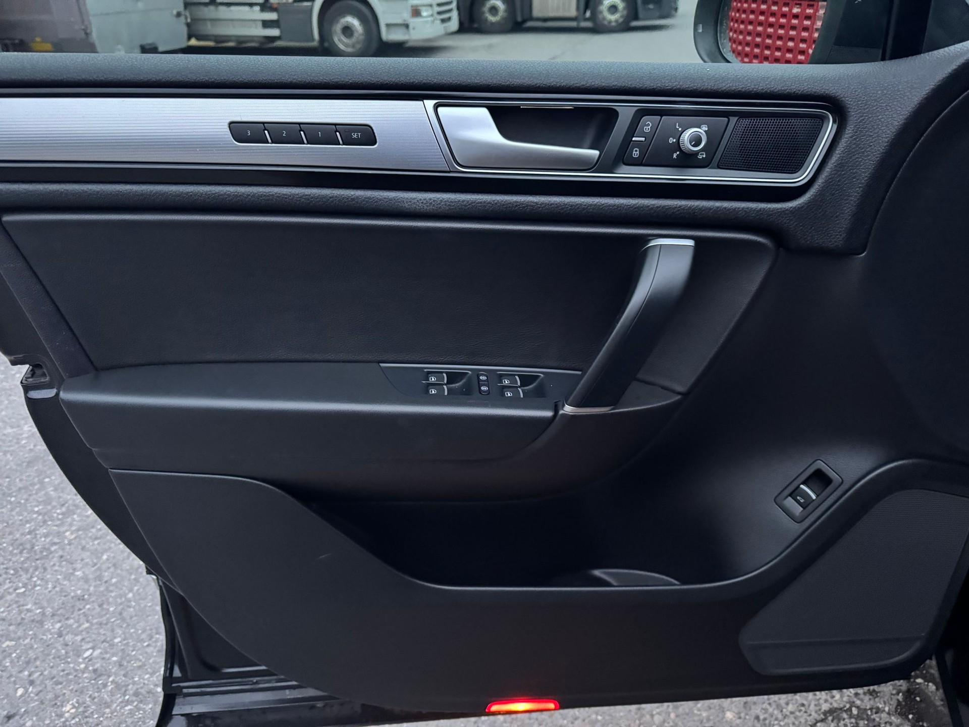 VW Touareg 3.0 TDI R-Line BlueMotion Technology Tiptronic-image-16