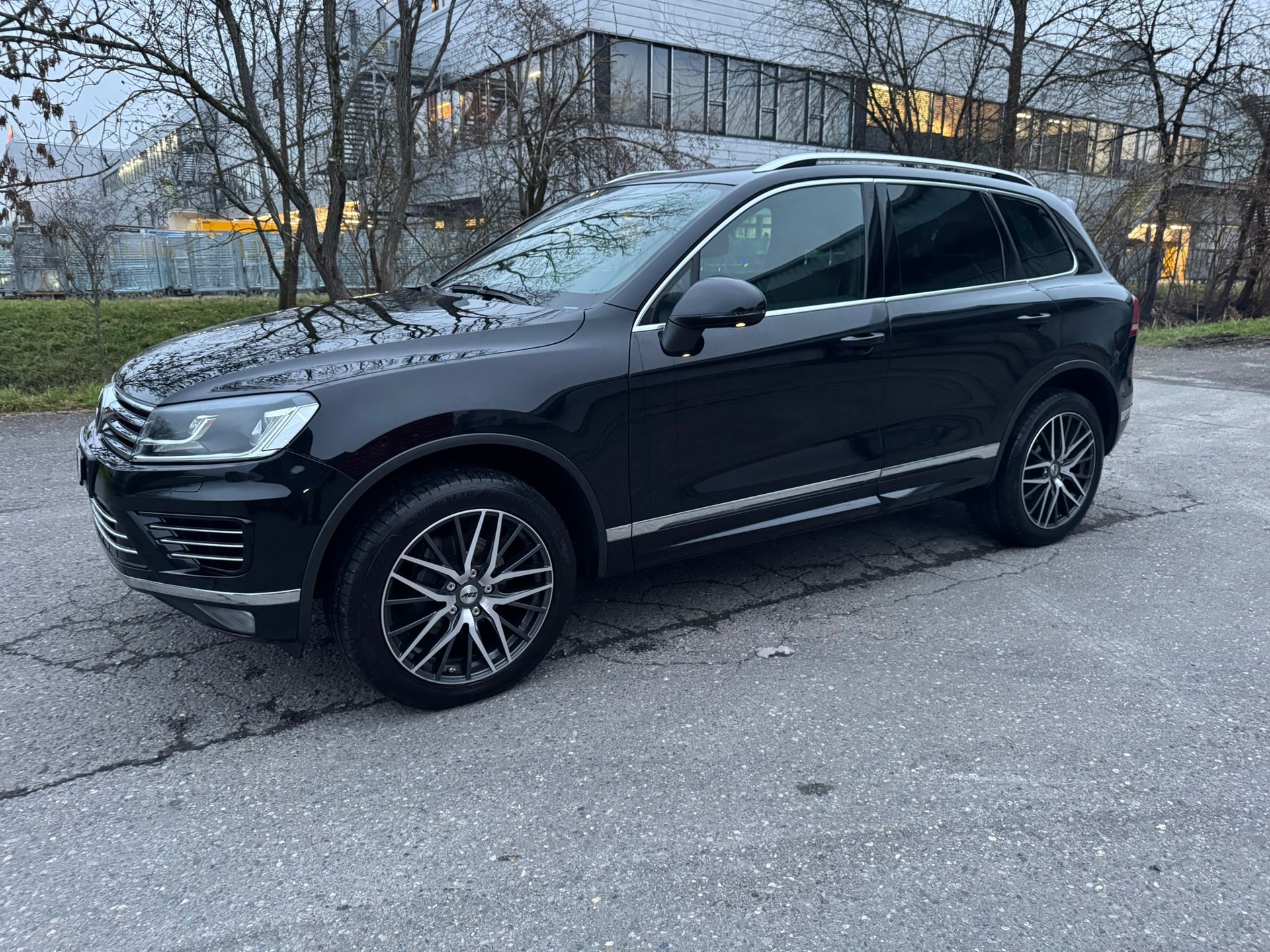 VW Touareg 3.0 TDI R-Line BlueMotion Technology Tiptronic-image-1
