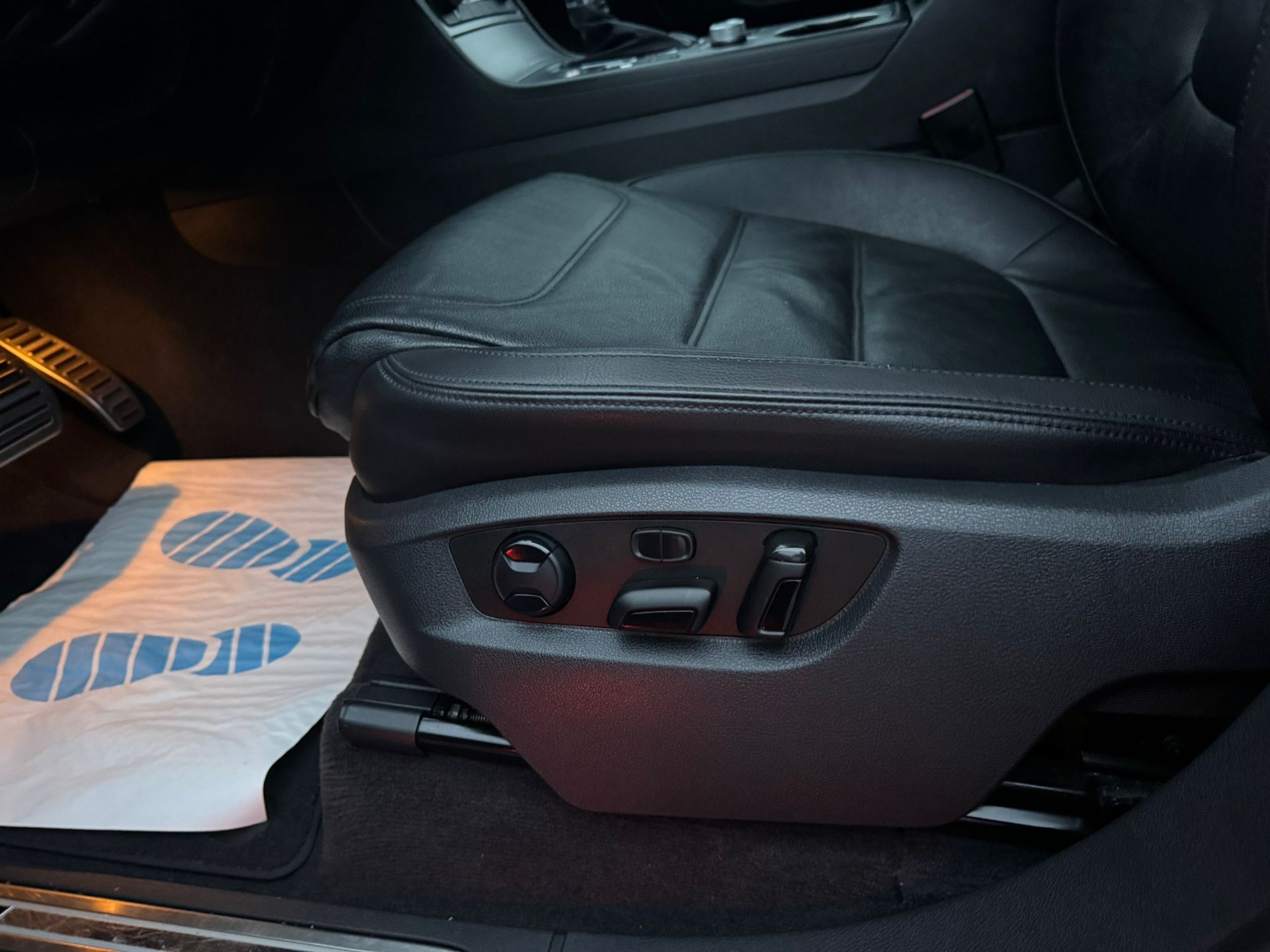 VW Touareg 3.0 TDI R-Line BlueMotion Technology Tiptronic-image-15