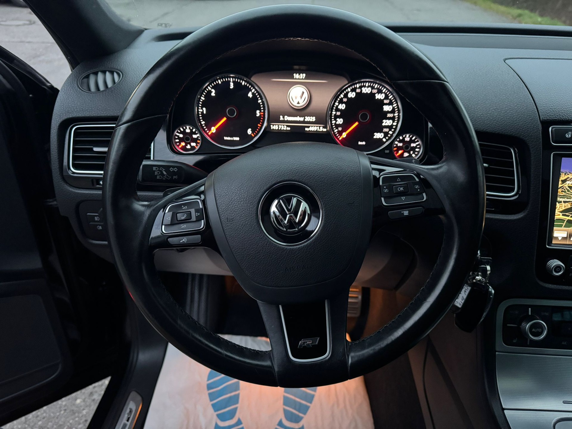 VW Touareg 3.0 TDI R-Line BlueMotion Technology Tiptronic-image-21