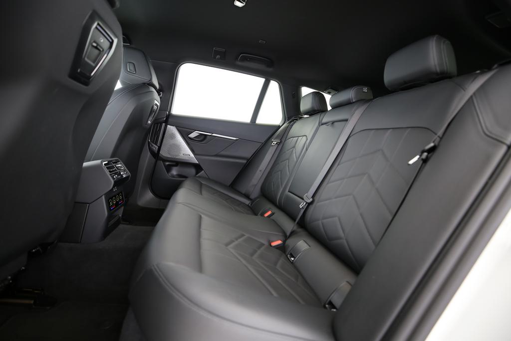 BMW 520d xDrive Touring-image-13