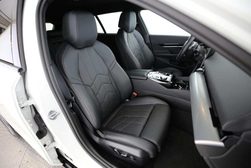 BMW 520d xDrive Touring-image-12