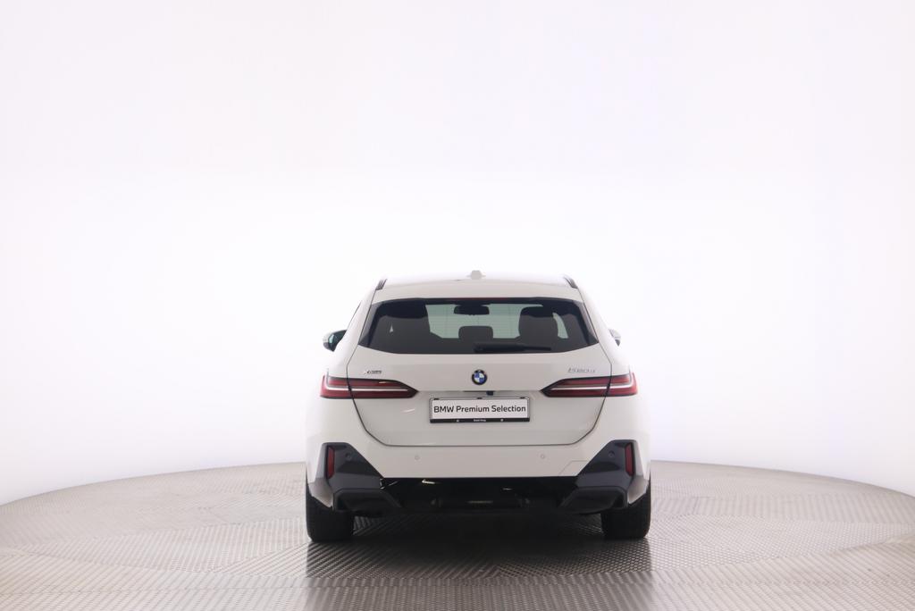 BMW 520d xDrive Touring-image-11