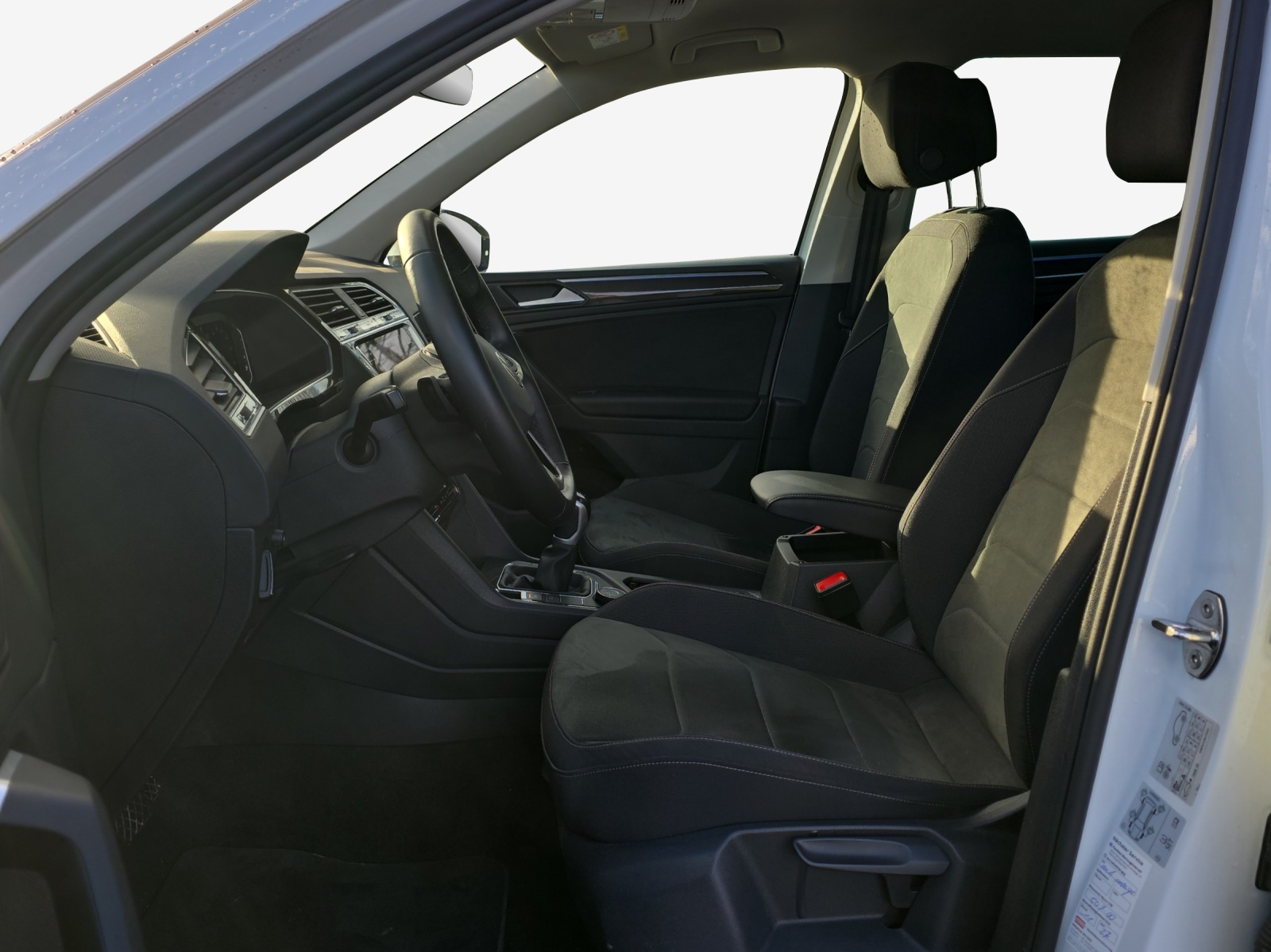 VW Tiguan 2.0 TDI SCR Elegance 4Motion DSG-image-7