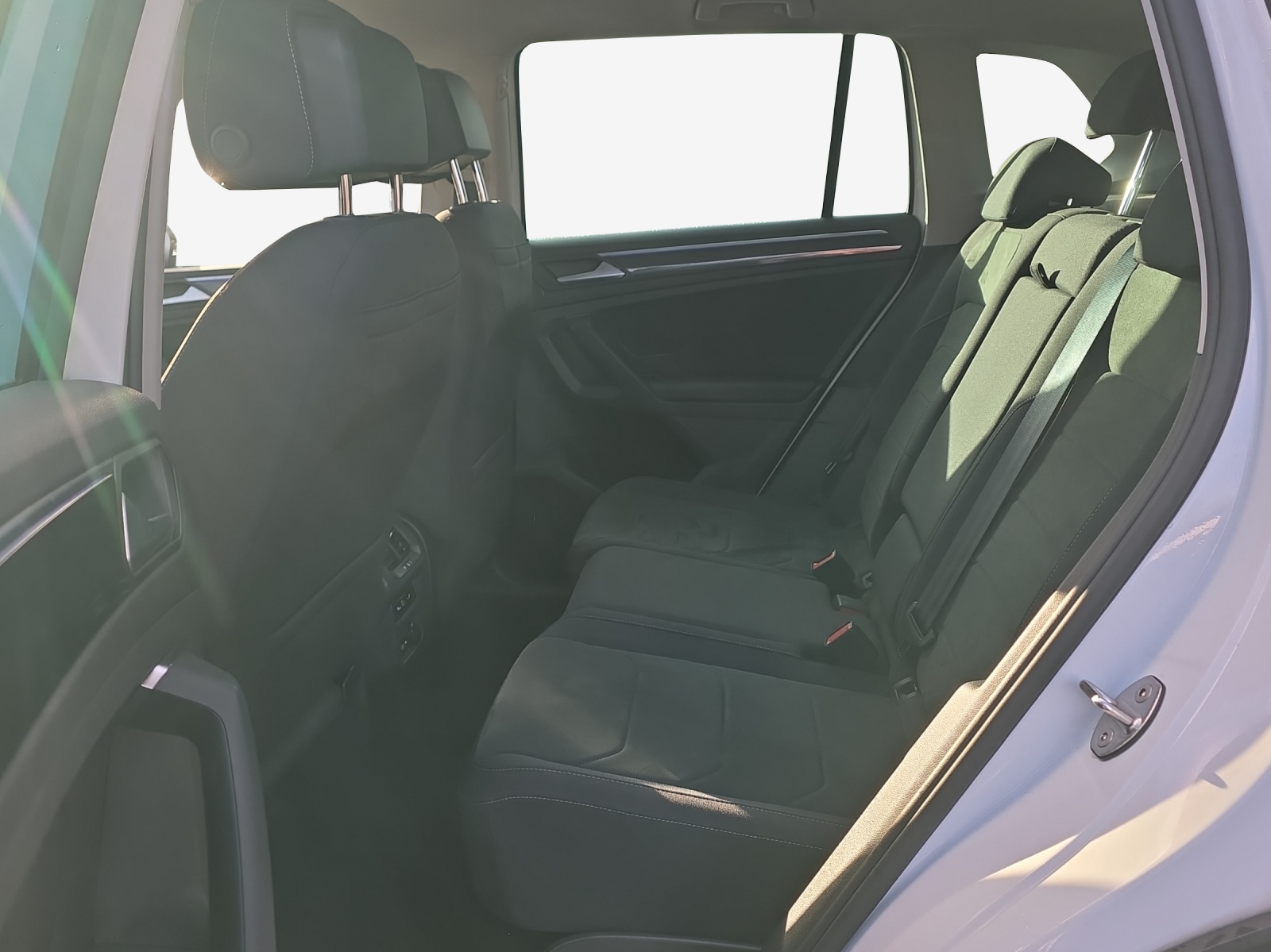VW Tiguan 2.0 TDI SCR Elegance 4Motion DSG-image-11