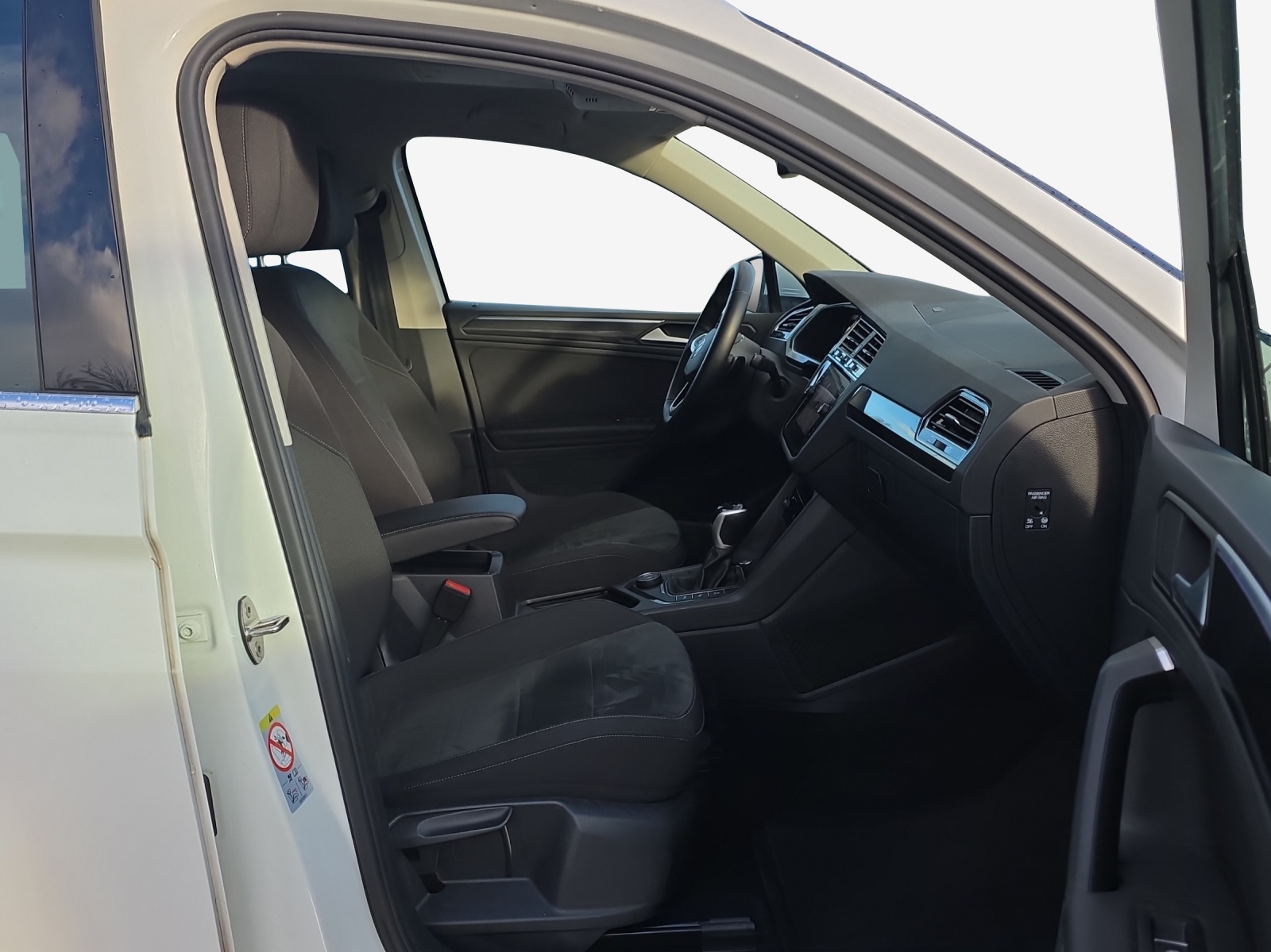 VW Tiguan 2.0 TDI SCR Elegance 4Motion DSG-image-14