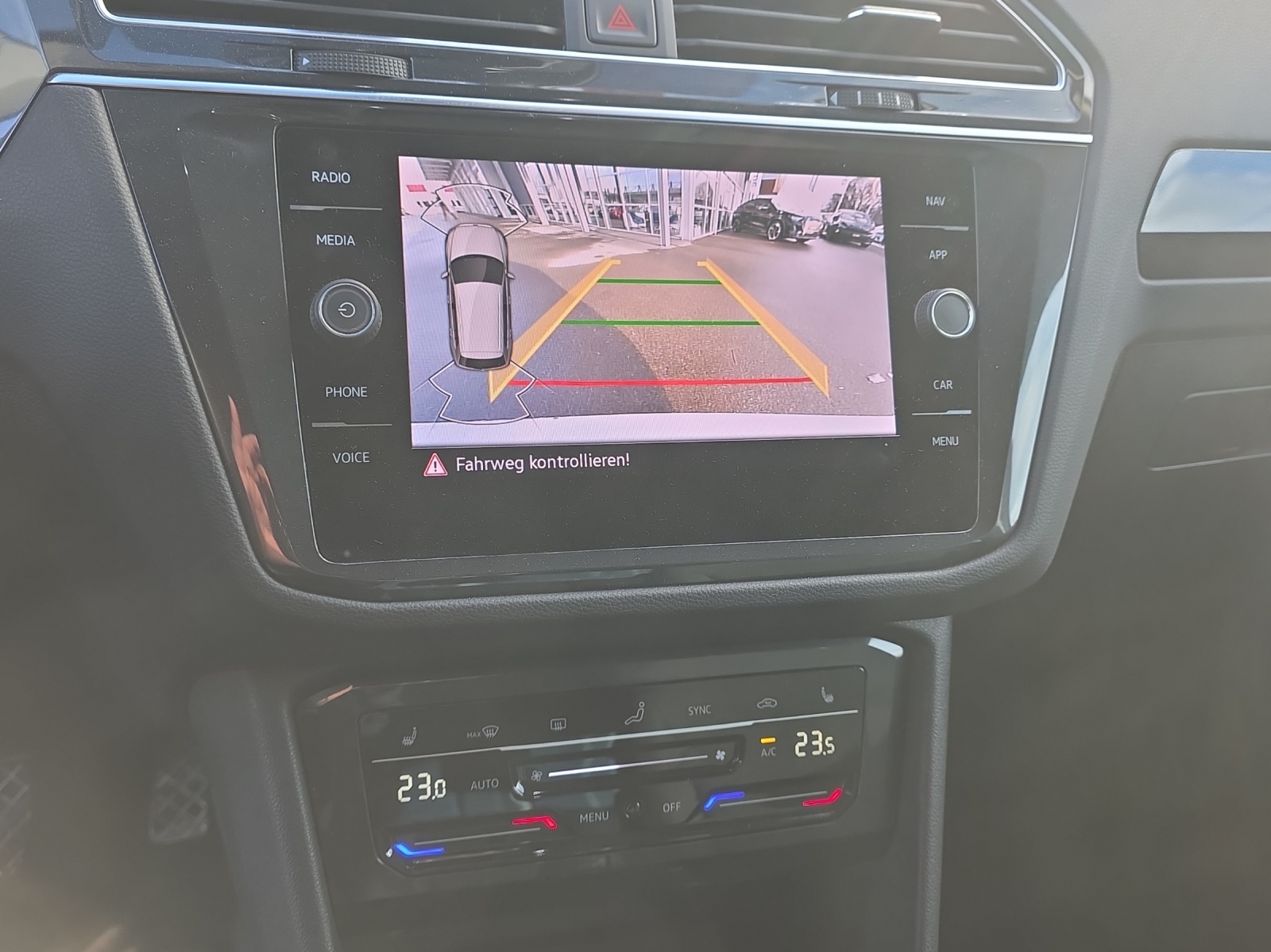 VW Tiguan 2.0 TDI SCR Elegance 4Motion DSG-image-10