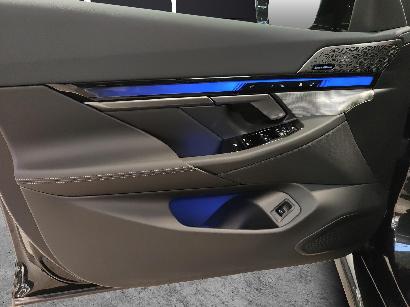BMW M5 xDrive Touring-image-10