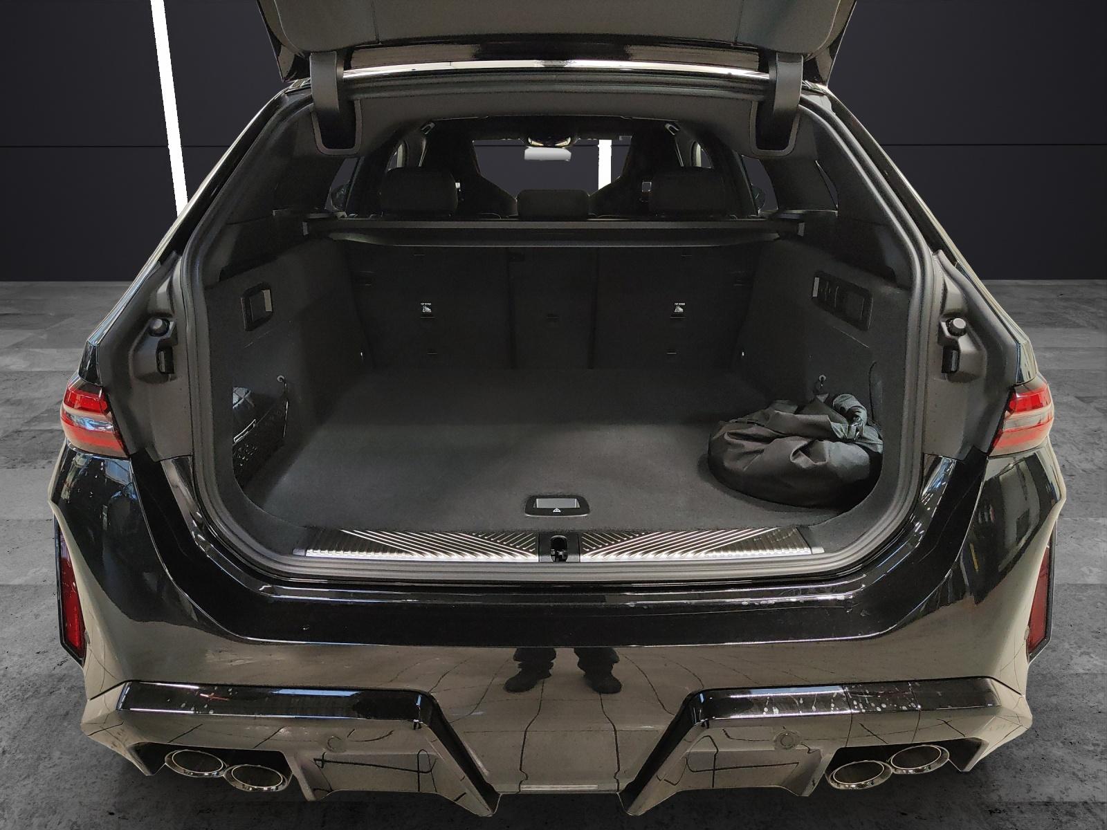 BMW M5 xDrive Touring-image-12